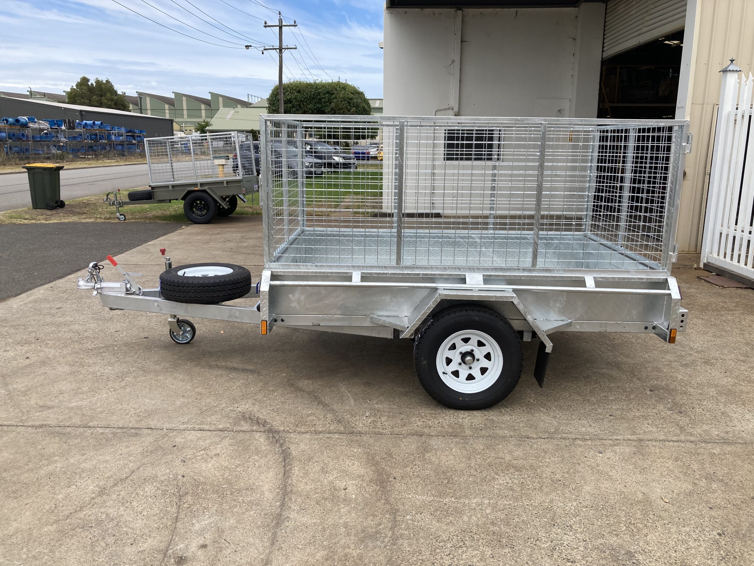 8x5ft Galvanised Single Axle with Brakes and 900 Cage